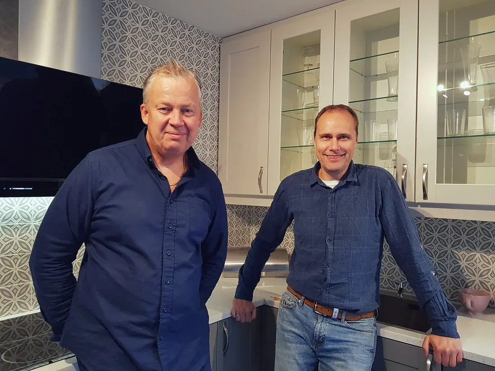 Jan Bråten og Gjermund Grøterud i en kjøkkenutstilling